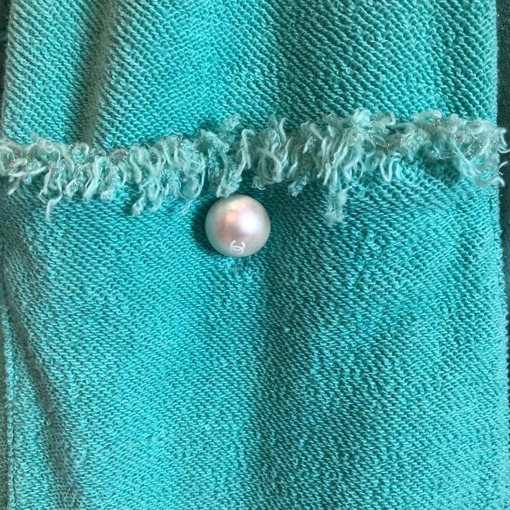 Gorgeous Chanel Green jacket w/Pearl Embellishment, beautiful Metallic Thread - Picture 11 of 12